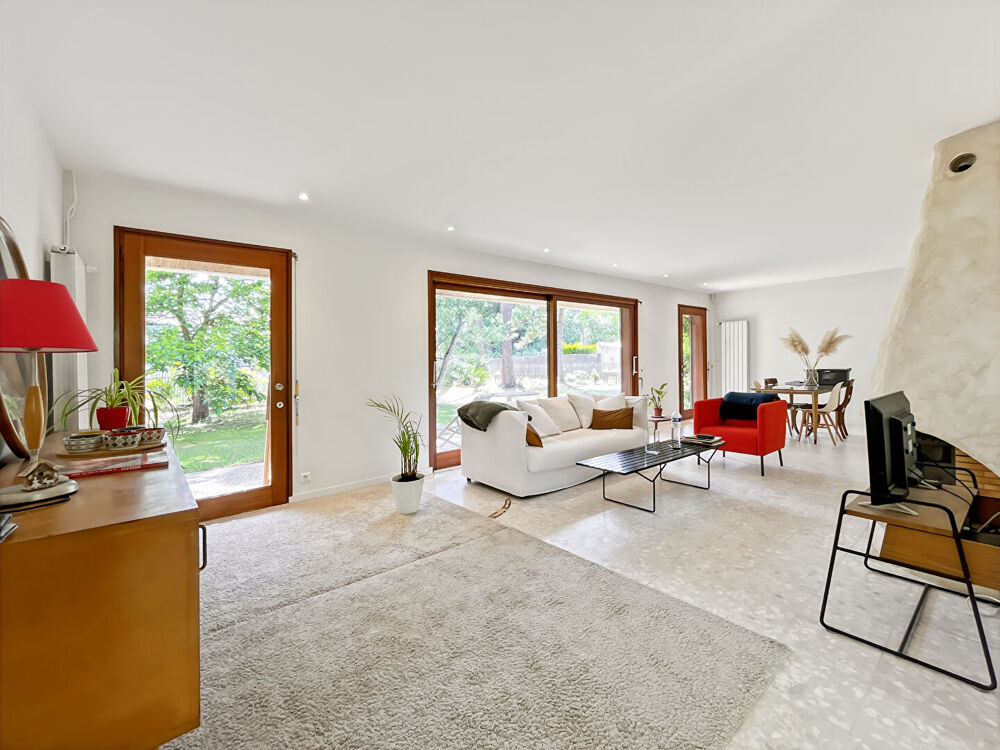 Maison d'architecte sur un vaste terrain verdoyant