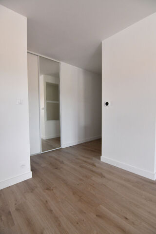 Appartement à louer 4 pièces 83 m²