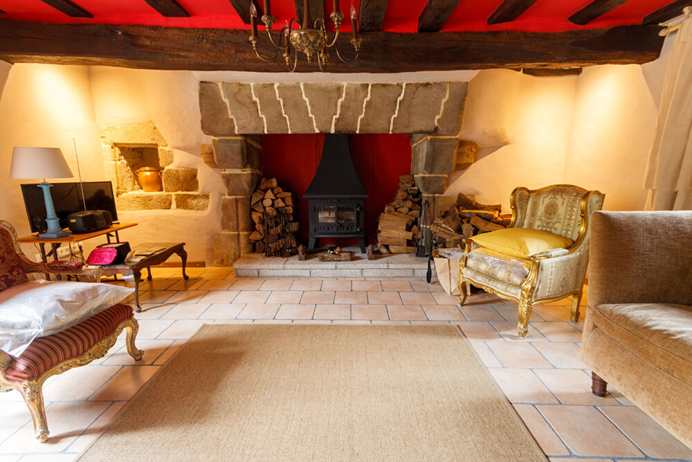 Mayenne : Manoir fortifié de 4 chambres avec dépendance, granges, boulangerie et enclos.