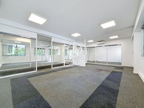   À deux pas du centre d'Ecully, au Rez de chaussez, Bureaux de 120 m2, lumineux, climatisés, disponible immédiatement ,3 places d 
