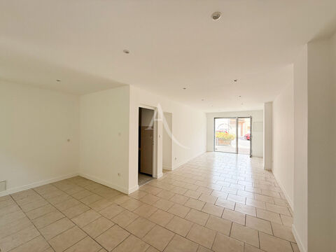 Local commercial avec ext&eacute;rieur en plein centre de Saint-Mitre-les-remparts 90000 13920 Saint mitre les remparts