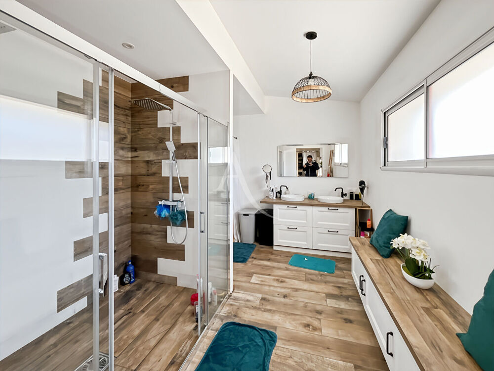 Vente Maison Maison en pierres rénovée de plus de 200 m² avec dépendances et grange à réhabiliter Challans