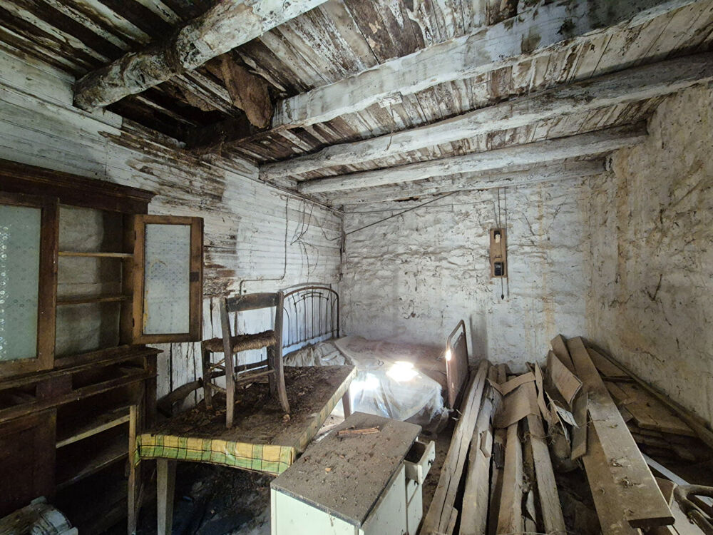 CORREZE. MADRANGES. Maison en pierre à rénover avec terrain de 780 m².