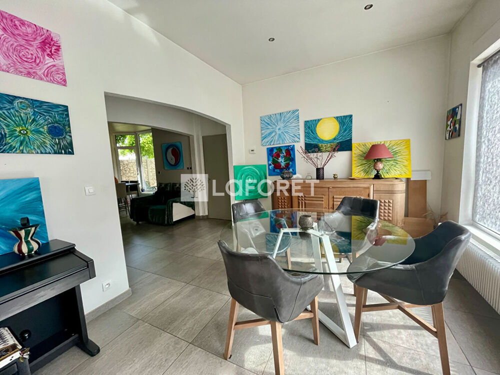Maison de caractère avec 5 chambres, jardin et deux garages - Rare à la vente