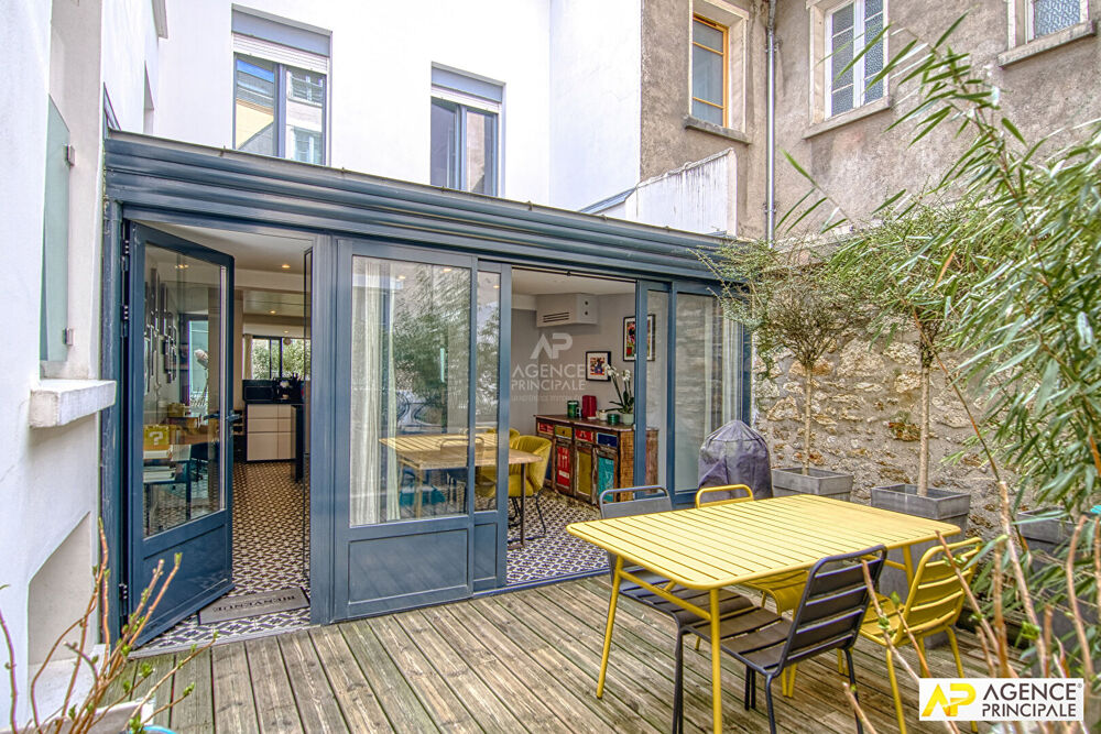 Vente Appartement Versailles Rive-Droite Maison de ville en copropriété de 6 pièces 117.51² au sol avec cour et terrasse privative Versailles