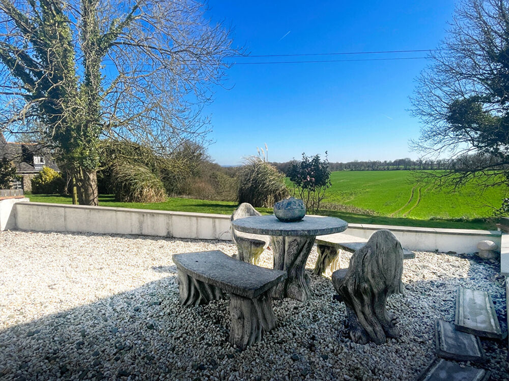 FINISTÈRE: Proche Huelgoat. Belle maison de campagne rénovée avec 3 ch, 2 sdb et jardin.