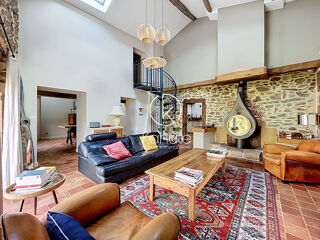 Vente Maison Demeure de charme située sur la commune de Courzieu à 15 min de l'Arbresle, 7 pièce(s) 200 m2, 5ha de terrain, garage, caveau et Courzieu