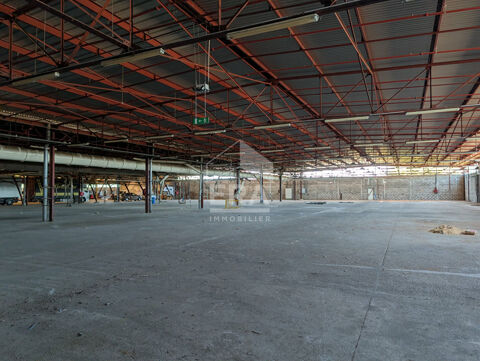   Entrepôt industriel avec bureau à vendre à 5 minutes de Montpon-Ménestérol - Surface de 4404,60 m² 