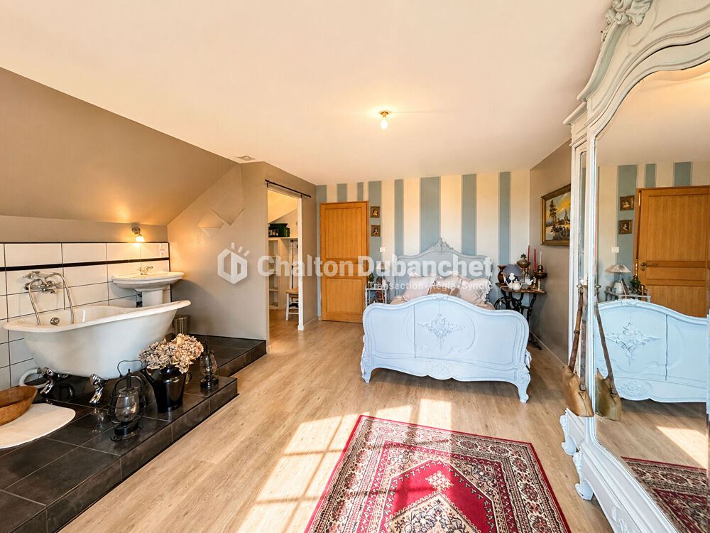 MONTAIGUET EN FOREZ - Maison de 330 m² sur 35000 m² de terrain et deux étangs