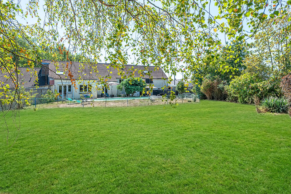 Spacieuse longère avec piscine sur 2301 m²