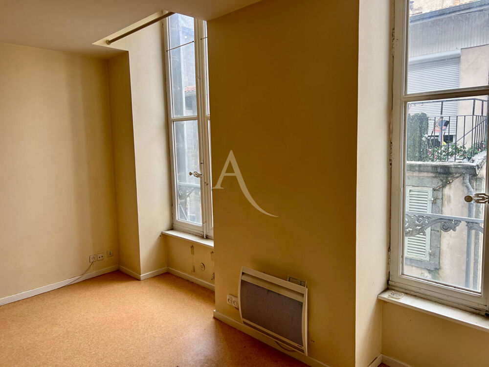 PLATEAU CENTRAL beau studio très lumineux à rafraîchir