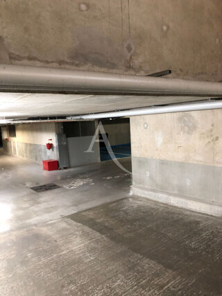  Parking / Garage à louer 