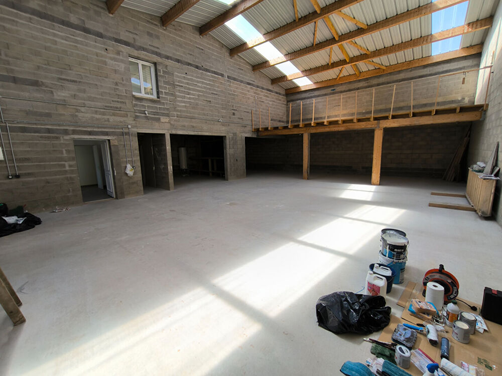   Local de 212.50m²+ appartement 3 piéces Freneuse