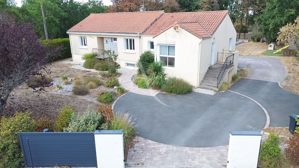 Vente Maison LE POIRÉ-SUR-VIE ? MAISON FAMILIALE 5 CHAMBRES AVEC PISCINE SUR PLUS DE 5 900 M² Le poire sur vie
