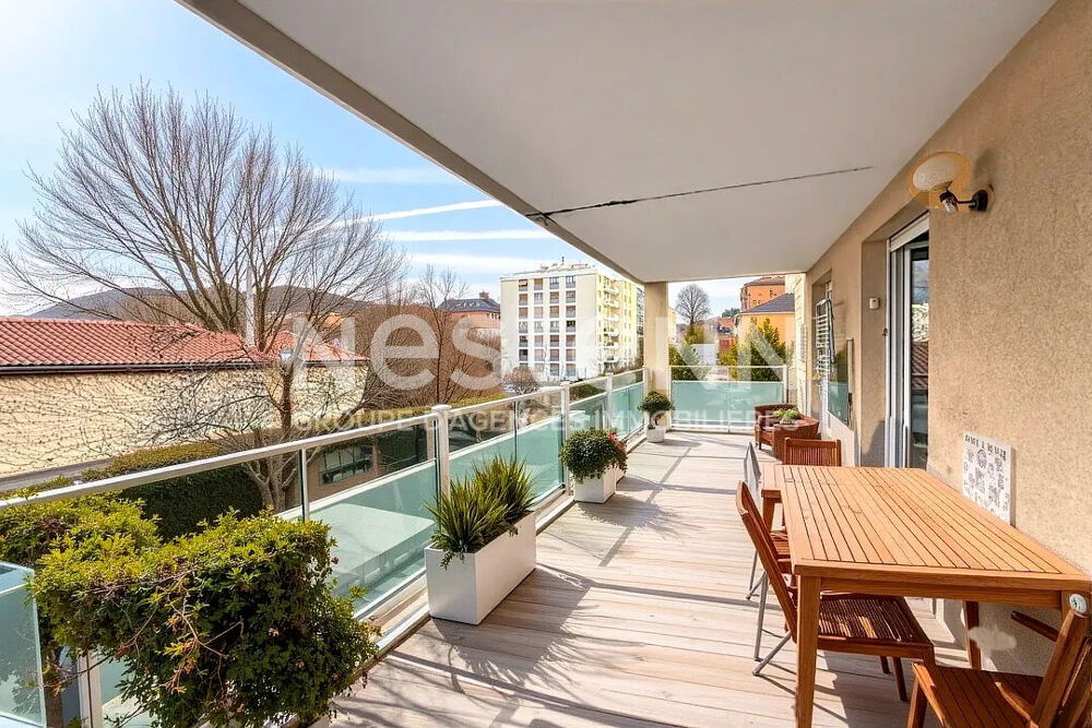 Vente Appartement Grand Appartement T2 avec une chambre, grande terrasse Parking privé Piscine - 69500 BRON Bron
