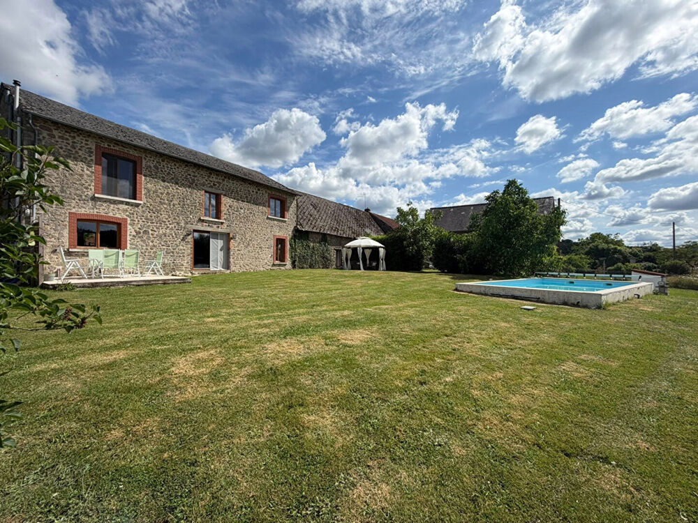Vente Maison CREUSE - Conversion de grange exceptionnelle, rénovée avec des prestations haut de gamme, avec piscine et deux granges. Saint priest la plaine