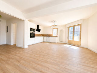 Vente Appartement A vendre - Appartement T3 de 69 m² refait à neuf avec cave et ascenseur, possible stationnement 