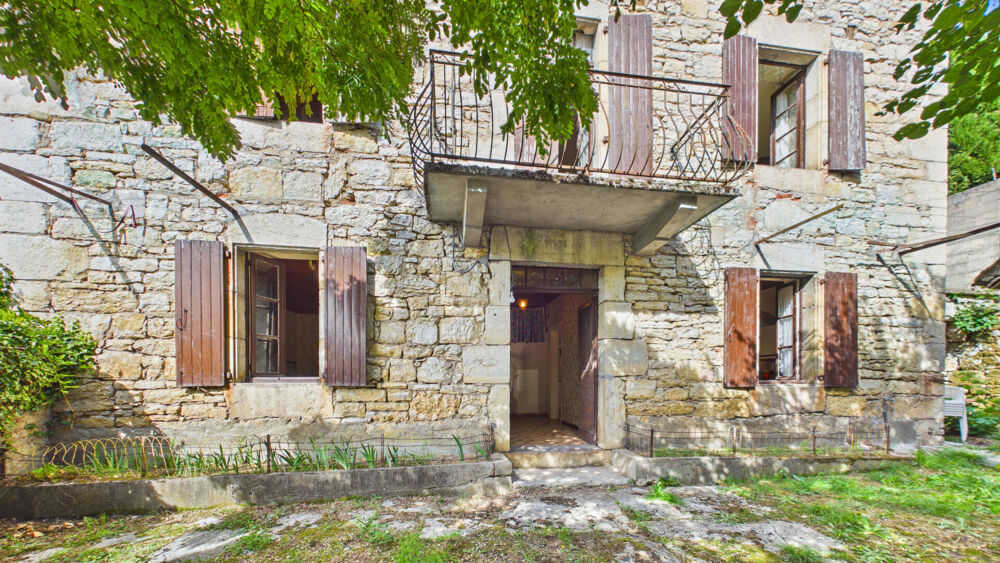 Maison de village en pierre à rénover avec cour intérieure, four à pain et dépendance