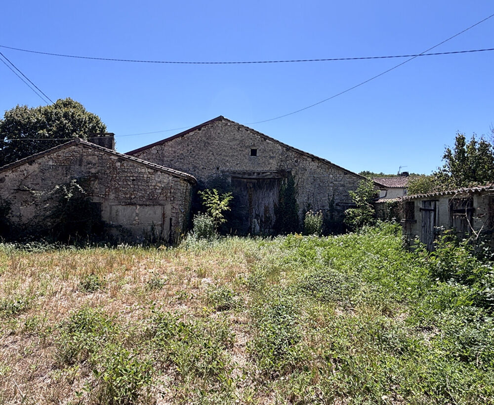 Deux granges avec dépendances et jardin offrant un fort potentiel de rénovation
