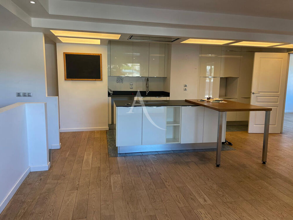 Grand duplex en étage à seulement 5 minutes à pied de la rue d'Antibes