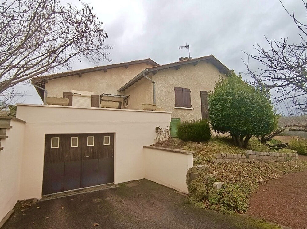 Maison familiale d'environ 190 m² avec 2 logements, garages et belles terrasses à Régny