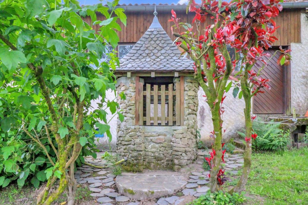 Vente Immeuble CORREZE. Proche EGLETONS. Ancien hôtel et restaurant avec 8 chambres, 2 grands appartements, 2 garages et un terrain de 881m2. Vitrac sur montane
