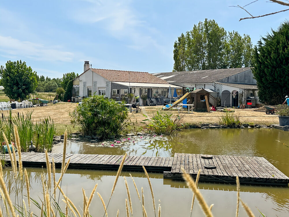 Maison 133m² habitables + 130m² de garages + studio et étang