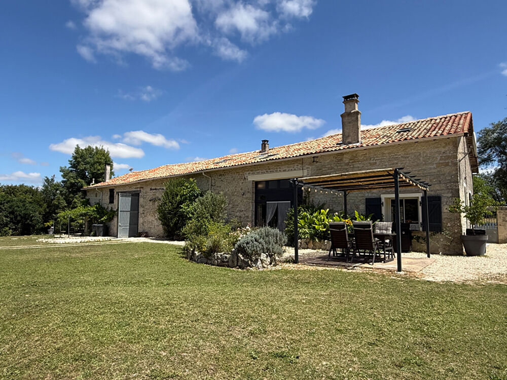 Propriété de charme au style de vie français avec deux gîtes, un vignoble et une piscine