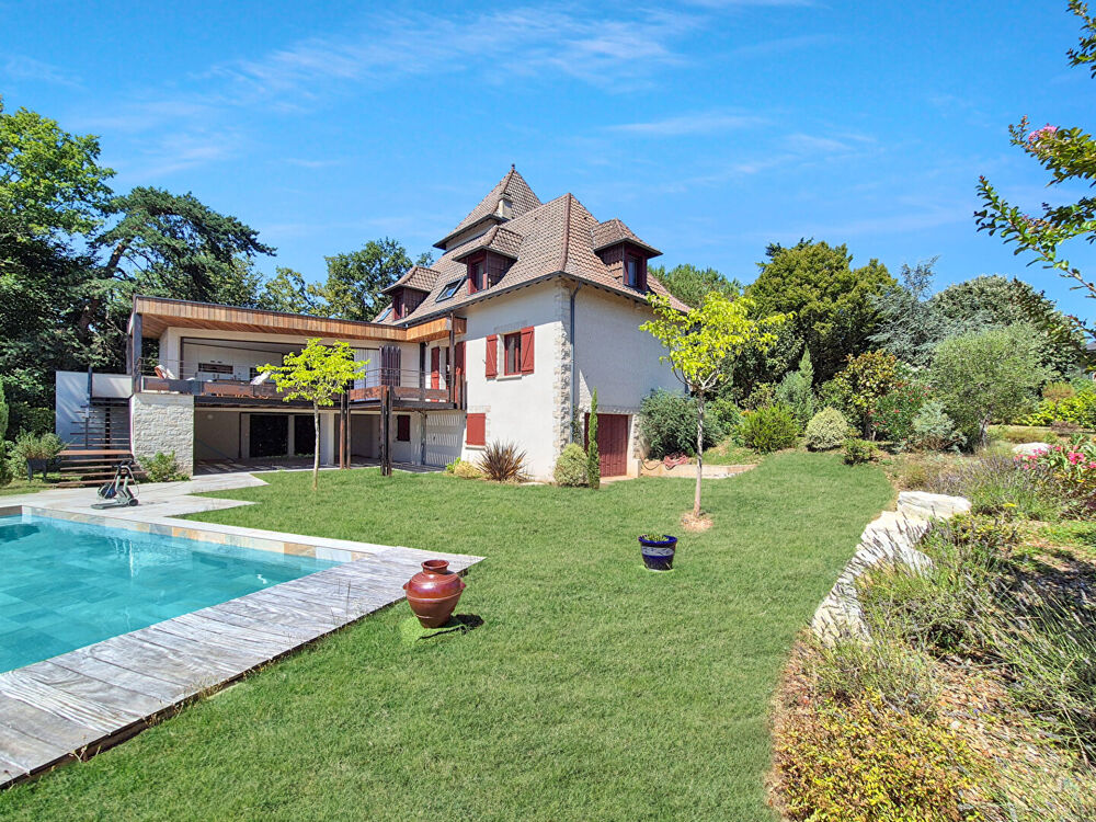CORREZE. BRIVE-LA-GAILLARDE. Maison exceptionnelle de 6 chambres avec garage, appartement en rez-de-jardin, piscine en pierre et