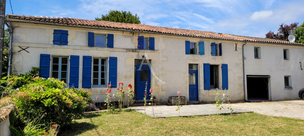 Maison Charentaise de 5 Chambres avec garage et dépendances