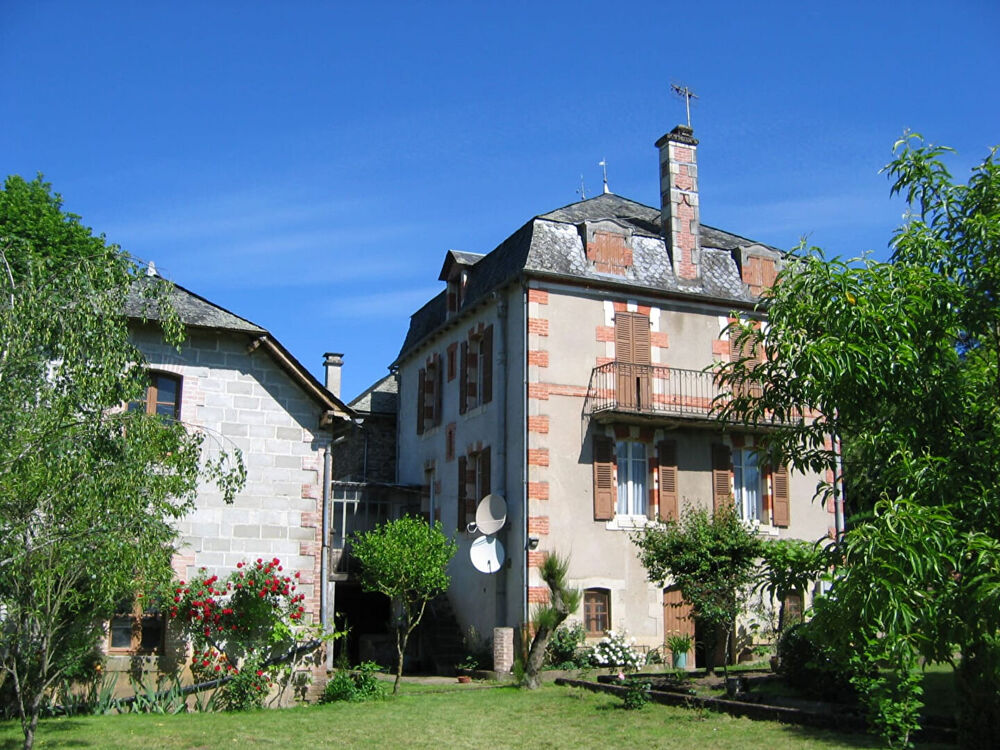 CORREZE. ST CHAMANT. Magnifique grande maison en pierre avec 5 chambres, dépendance et jardin de 3112m2.