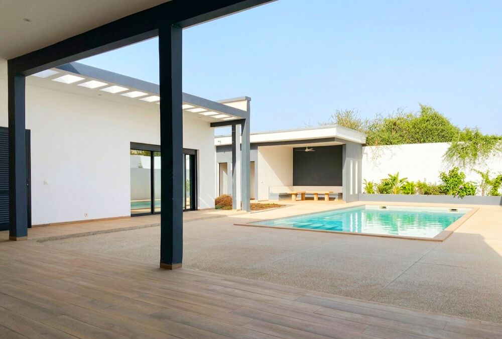 Vente Maison EN EXCLUSIVITE CHEZ SELECTION SENEGAL MAISON CONTEMPORAINE AVEC PISCINE SUR 707m2 DE TERRAIN SITUEE DANS UNE PETITE RESIDENCE PR Ngaparou (Senegal)