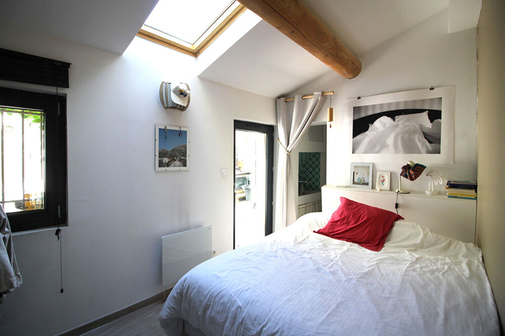 NIMES Charmante Maison de ville d'environ 63m² avec une cour privative.