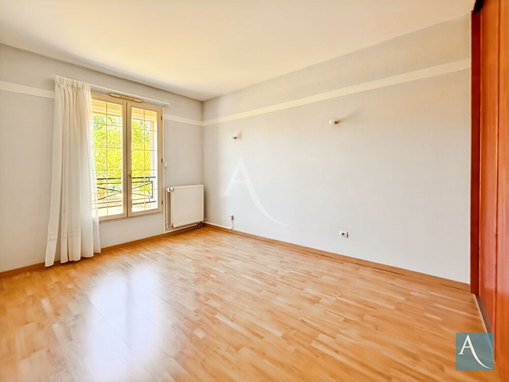 Maison de plain-pied à vendre à Breuillet , 3 chambres , jardin , au calme
