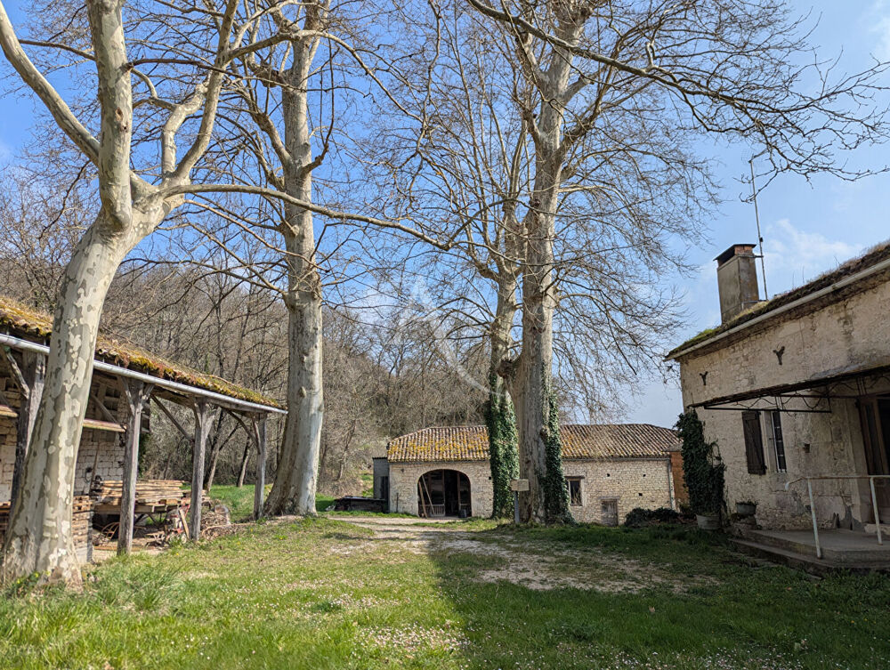 Corps de ferme avec dépendances et environ 22 hectares attenants