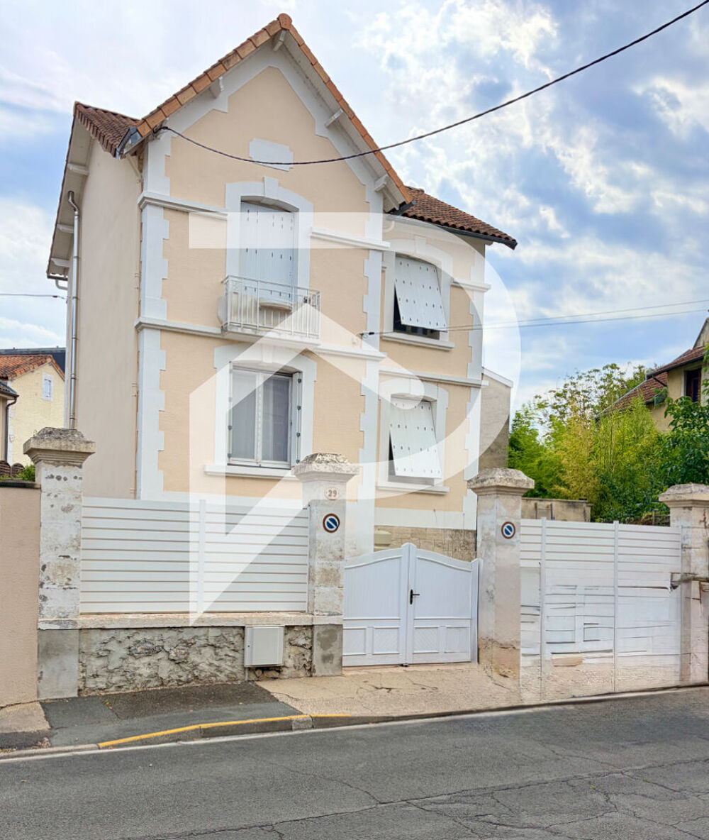 Maison de Ville avec garage et piscine à PÉRIGUEUX
