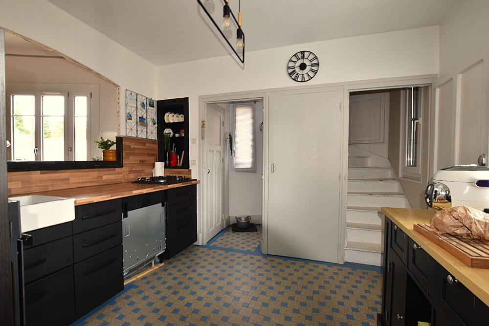 MAISON DE VILLE ATYPIQUE AVEC TERRASSE, VUE SUR LA BESBRE :