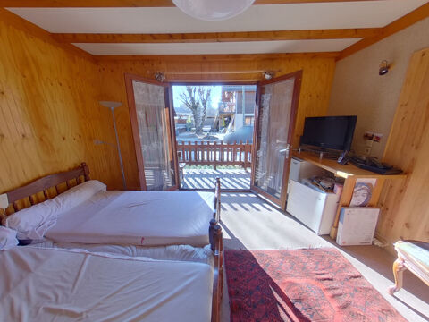   CHALET (A RENOVER) AVEC JARDINET Maison - 4 pi�ce(s)