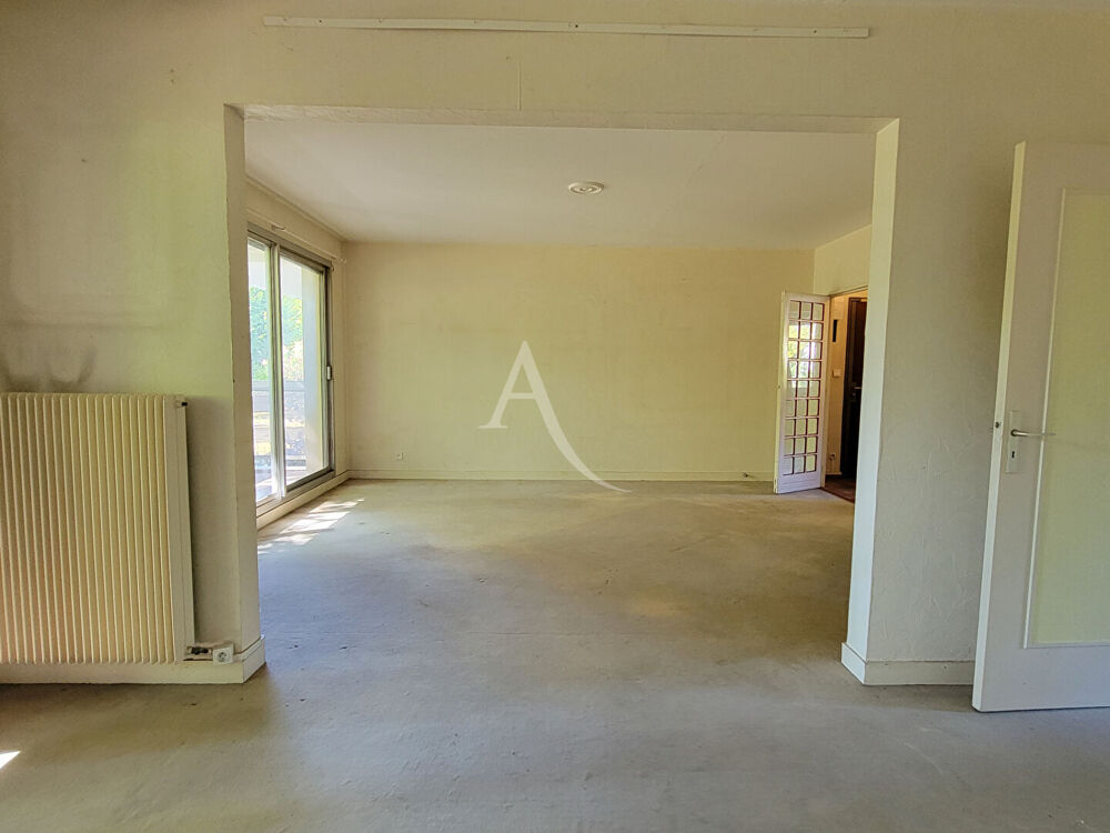 LE BOUSCAT - T3 à rénover avec balcon, cellier et box indépendant.