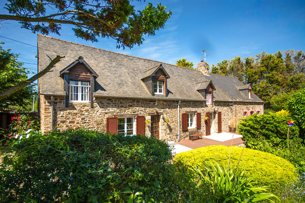 BRETAGNE, Ille-et-Vilaine, près de Saint-Malo : Longère de 4 chambres avec une maison attenante de 2 chambres, jardins, sur un t