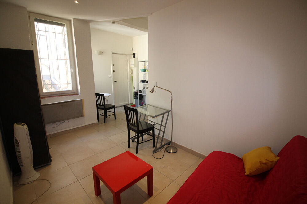 NIMES CENTRE VILLE A vendre 2 studios meublés à 2 minutes de la faculté VAUBAN dans un bel immeuble ancien.
