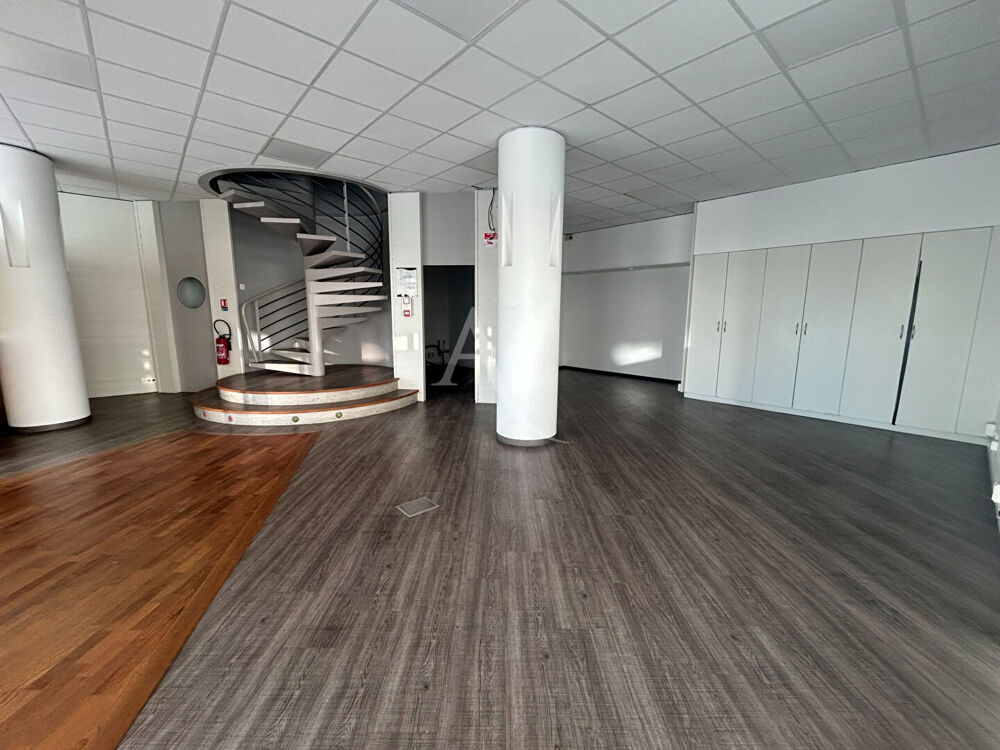   Local commercial hyper-centre 