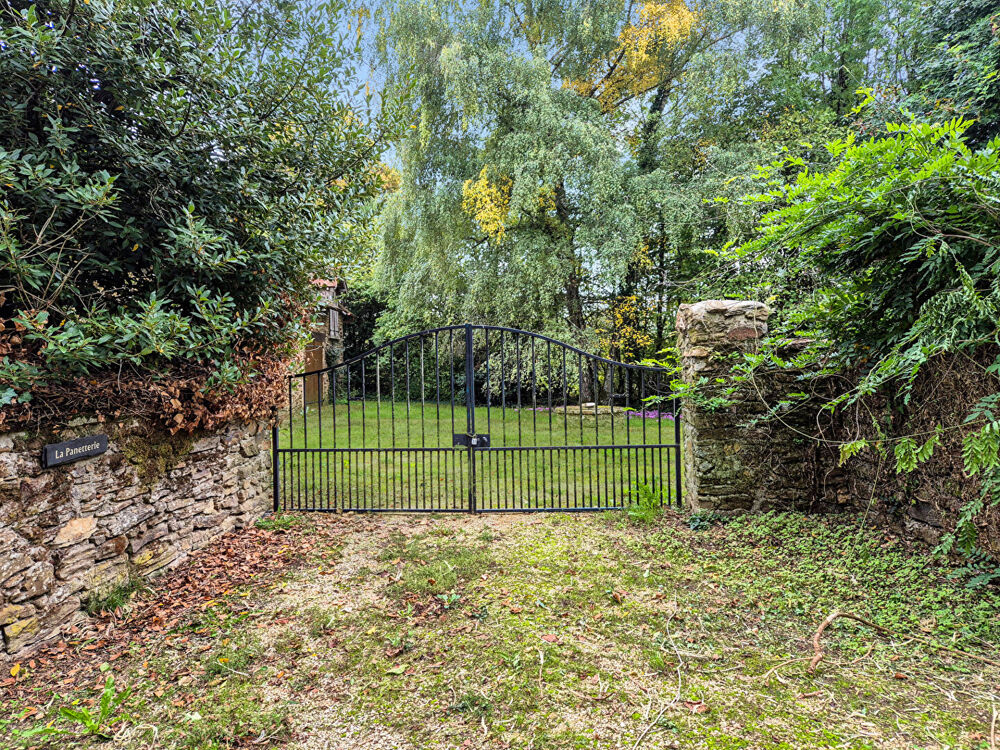 CORREZE. LUBERSAC. Maison en pierre de 3 chambres (en plein pied), grange attenante, puits et jardin plat de 3565 m².