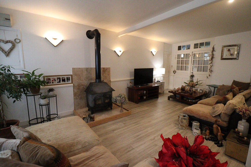Vente Maison CORREZE. Uzerche. Maison en pierre avec 5 chambres, une deuxième maison à rénover, grande terrasse, bois et grand parking. Uzerche