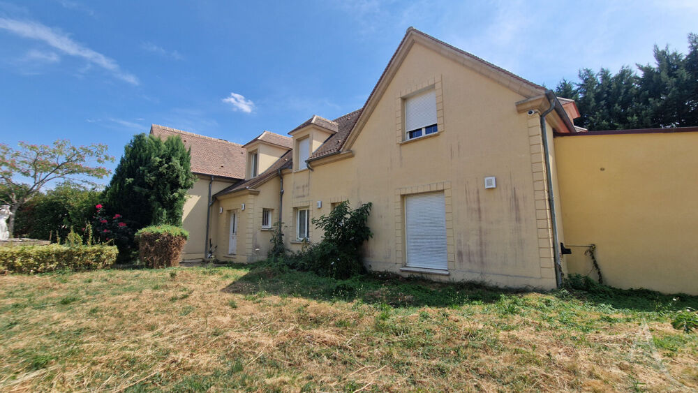 Belle demeure de 342m² avec piscine intérieur, sous-sol total dans le village de FAVRIEUX