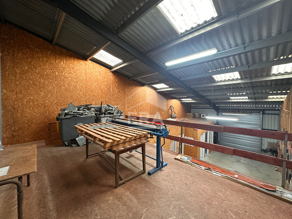   LOCAL PROFESSIONNEL : ENTREPÔT + BUREAU / 132 m² / COPRO RÉCENTE / 2 PARKINGS PRIVATIFS Saint laurent de la pree