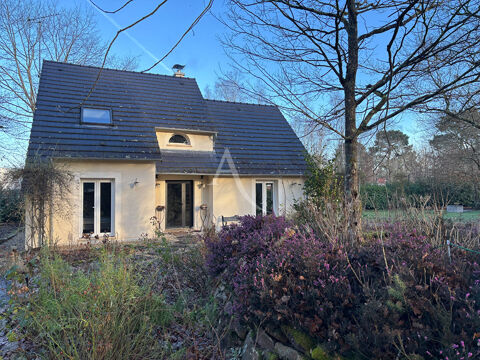   Ensemble immobilier dans  petite zone artisanale . 
