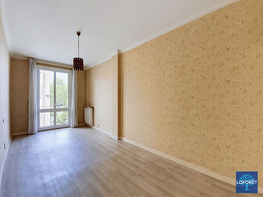 Appartement F4 de 118 m² - Garage fermé, cave et ascenseur - Place Michelet
