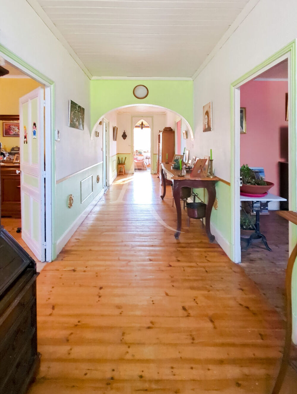 Maison de maître grand Jardin et puits, proche commerces.