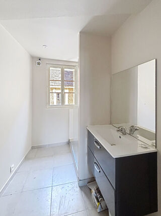  Appartement à louer 3 pièces 77 m²